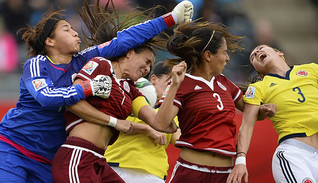 Duel udara kiper Meksiko Cecilia Santiago (kiri) saat timnya berhadapan 2015.. (EPA/CJ Gunther)