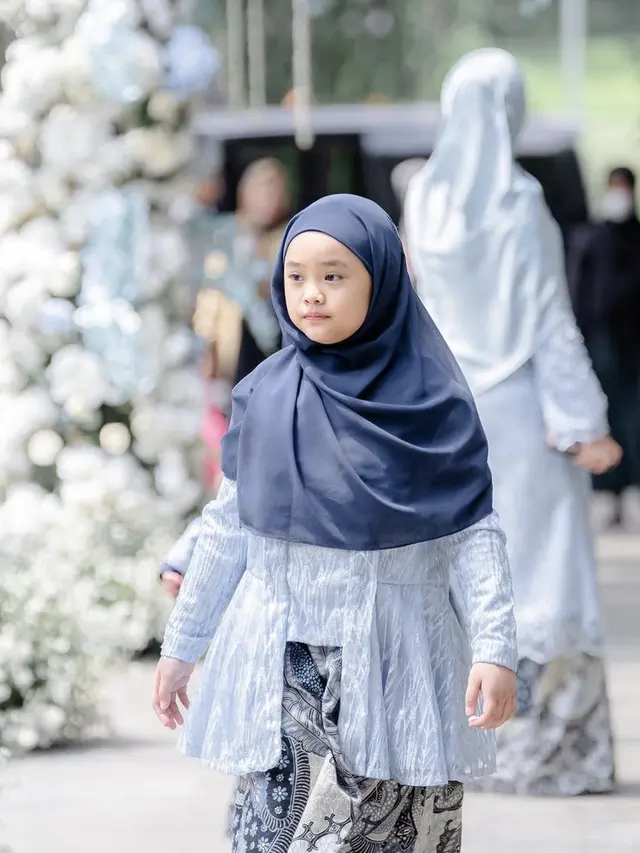Gaya stylish hijab Maryam Nusaibah Abdullah anak pertama Oki Setiana Dewi, credit: Instagram @maryam_nusaibah_abdullah