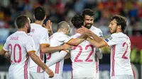 Striker timnas Spanyol, Diego Costa (dua dari kanan) saat merayakan gol ke gawang Makedonia, pada laga Kualifikasi Piala Dunia 2018, di Philipp II Arena, Skopje, Minggu (11/6/2017). (AFP/Robert Atanasovski). 