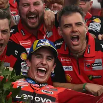 Pembalap Ducati, Marc Marquez, merayakan keberhasilan menjadi pemenang MotoGP Argentina 2025 bersama timnya di Sirkuit Termas de Rio Hondo di Santiago del Estero, Argentina, Senin (17/3/2025) dini hari WIB. (Luis ROBAYO / AFP)