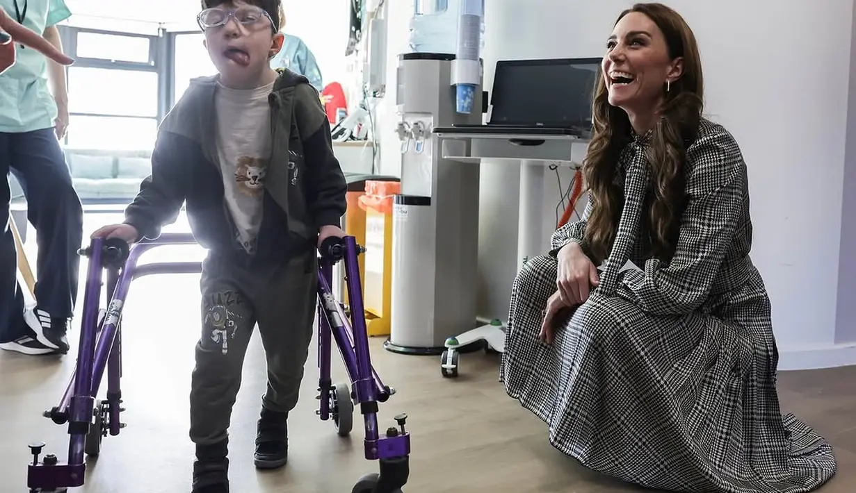 Kunjungi rumah sakit anak, Kate Middleton tampil effortless dengan midi dress tartan berpita abu-abu [@princesandprincessofwales]