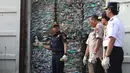 Dirjen Bea Cukai Heru Pambudi (kiri) menunjukkan kontainer berisi sampah plastik di Tanjung Priok, Jakarta, Rabu (18/9/2019). Sampah plastik bercampur limbah B3 asal Australia tersebut merupakan hasil penindakan terhadap PT HI, PT NHI, dan PT ART. (Liputan6.com/Angga Yuniar)