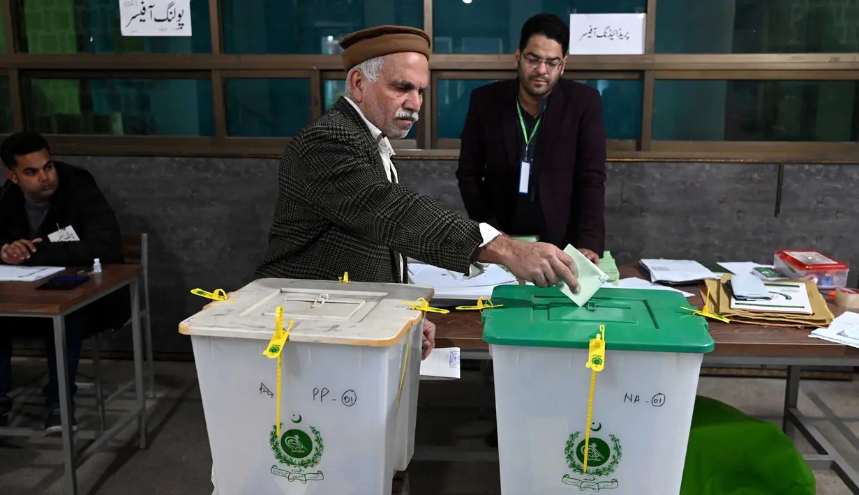 Pemilih memasukkan surat suaranya di Lahore pada tanggal 8 Februari 2024. (Arif ALI/AFP)