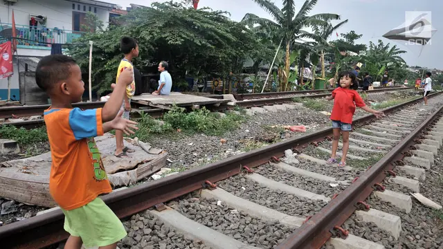 Minim Taman, Anak-Anak Nekat Bermain di Rel Kereta Api