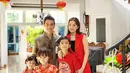 Maya Septha juga merayakan Imlek bersama keluarga. Ia mengenakan setelan baju warna merah, sementara anak-anaknya mengenakan baju cheongsam. [@mayaseptha7]