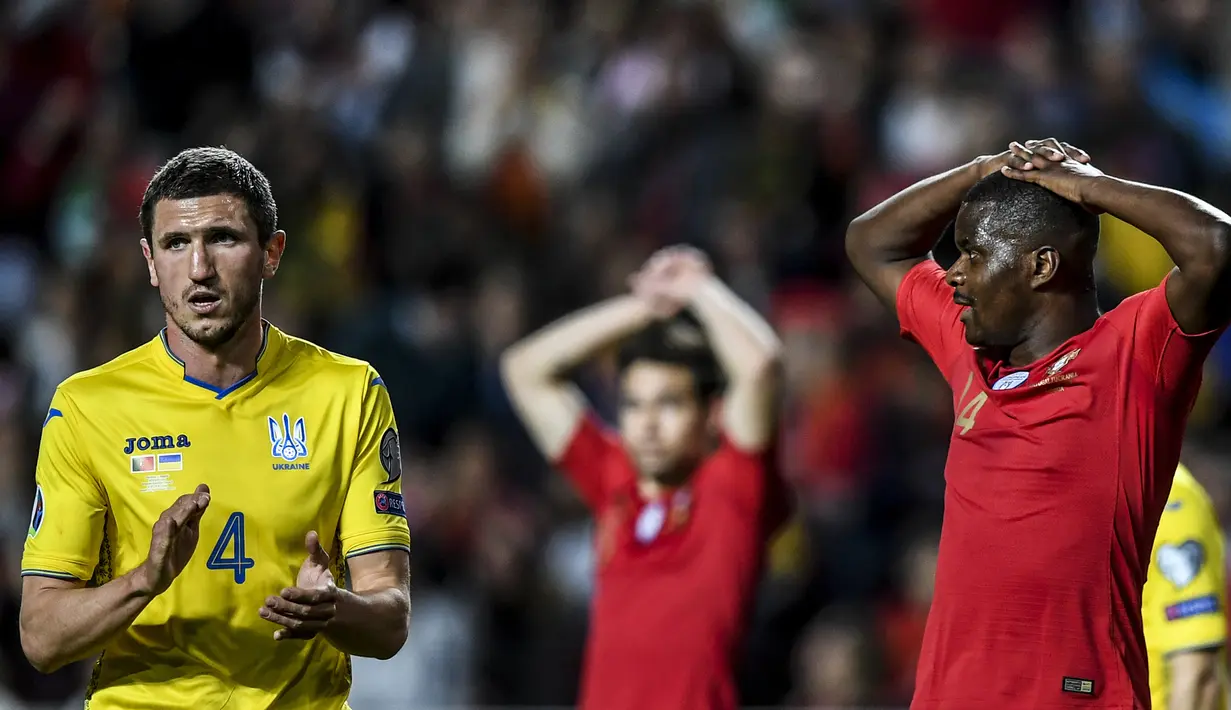Gelandang Portugal, William Carvalho, tampak kecewa ditahan imbang Ukraina pada laga Kualifikasi Piala Eropa 2020 di Stadion Luz, Lisbon, Jumat (22/3). Kedua negara bermain imbang 0-0. (AFP/Patricia De Melo Moreira)