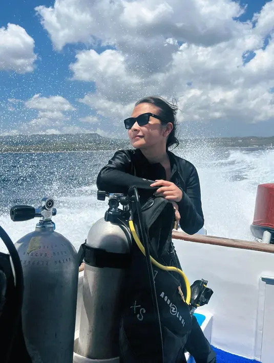 Prilly Latuconsina diketahui memang menggeluti dunia menyelam. Lihat di sini potret dirinya sedang bersiap menyelam dengan peralatan lengkap, ditambah bodysuit panjang berwarna hitam dan sunglasses. [Foto: Instagram/prillylatuconsina96]