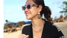 Wanita yang kerap disapa BCL itu makin memesona meski umurnya hampir memasuki kepala 4. Senyum manisnya yang lebar sukses membuat netizen terpesona. "Bidadari surga lepas ke indo," tulis ari****. (Instagram/@bclsinclair)
