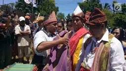 Calon gubernur Nusa Tenggara Timur (NTT) Benny K Harman saat diterima oleh perwakilan masyarakat Kabupaten Timor Tengah Selatan, NTT, Senin (12/2). Hal itu sebagai bentuk dukungan mereka pada Pilgub NTT 2018. (Liputan6.com/Pool/Dodi)