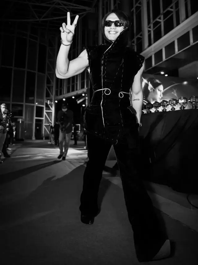 6 Potret Jefri Nichol Bergaya Genderless Fashion di Gala Premiere Sri Asih, Curi Perhatian Pakai Tanktop