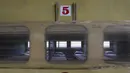 Sebuah gerbong kereta api disiapkan untuk diubah menjadi pusat perawatan pasien Covid-19, saat Ibu Kota India berjuang menahan lonjakan kasus virus corona, di New Delhi, Rabu (1/7/2020). New Delhi menjadi kota dengan penularan paling parah di India, diikuti Mumbai. (AP Photo/Manish Swarup)