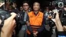 Bupati Tulungagung, Gatut Sunu Wibowo (tengah) dibawa petugas menuju mobil tahahan usai menjalani pemeriksaan intensif di Gedung Merah Putih Komisi Pemberantasan Korupsi (KPK), Jakarta, Minggu (12/4/2026) dini hari WIB. Komisi Pemberantasan Korupsi (KPK) resmi menahan Bupati Tulungagung, Gatut Sunu Wibowo beserta ajudannya, Dwi Yoga Ambal. (Liputan6.com/Helmi Fitrhiansyah)