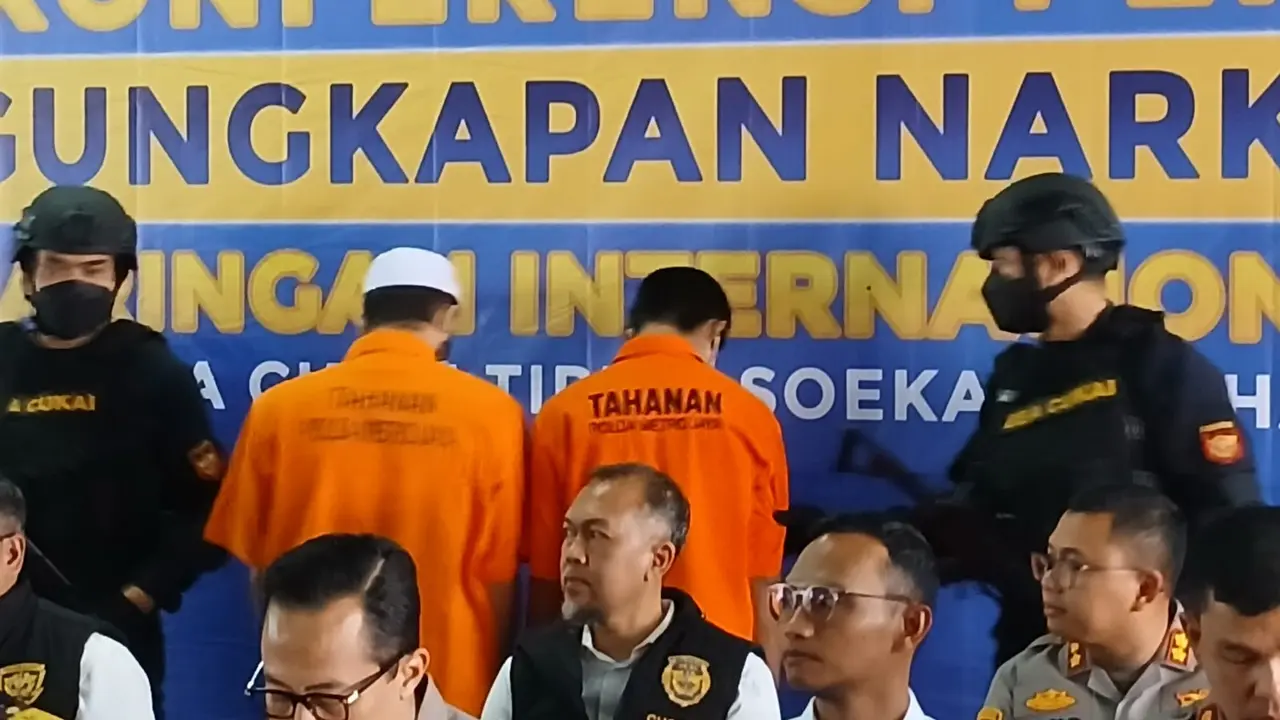 Dua pengedar narkotika ditangkap petugas gabungan Bea Cukai Soekarno-Hatta (Liputan6.com/Pramita Tristiawati)