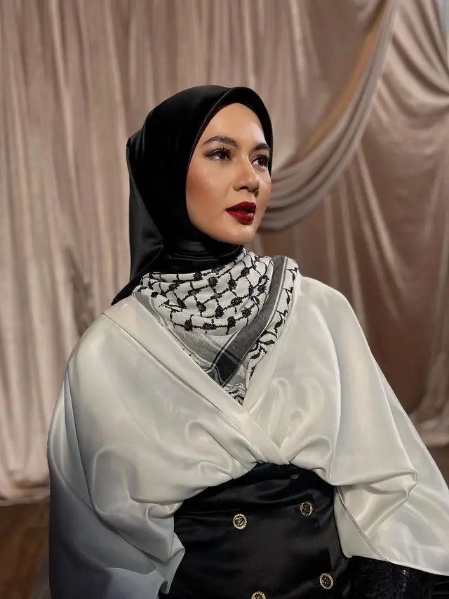 Pesona Megah Paula Verhoeven dengan Dress Hitam Putih dan Makeup Bold Saat Peragakan Busana  Zaskia Sungkar