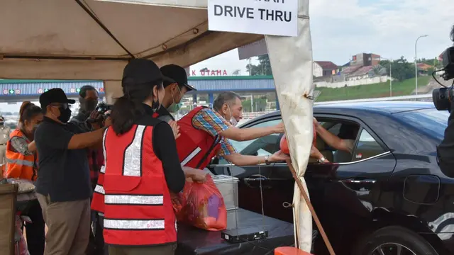 Pengusaha Muslim Tionghoa Jusuf Hamka meluncurkan program berbagi dan sedekah dengan konsep drive thru.