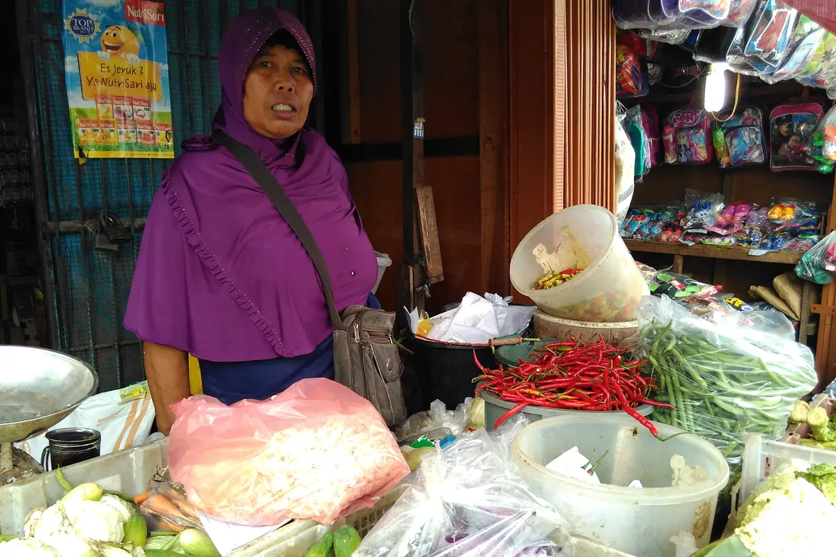 Rini, Pedagang Sayur di Pasar Rawa Buaya (Foto: Fiki/Liputan6.com)