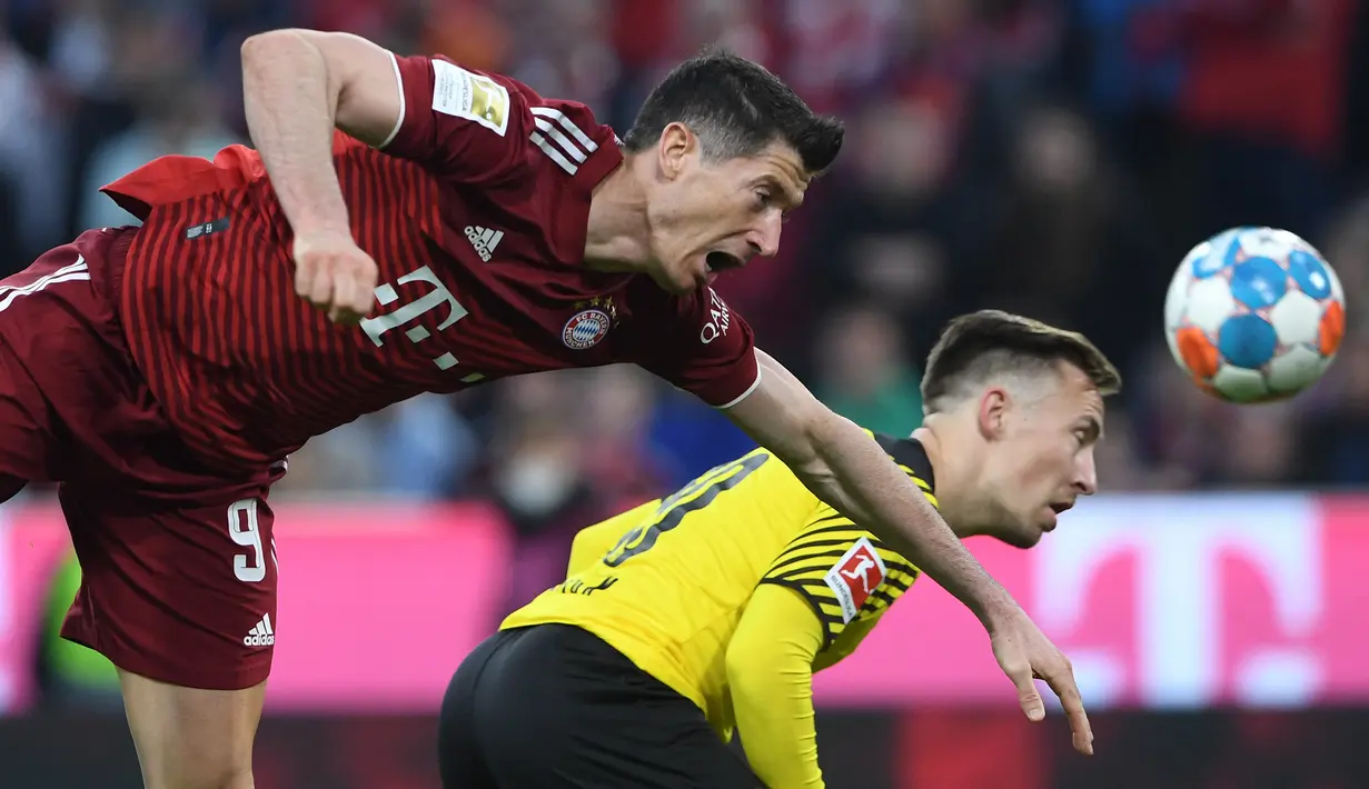 <p>Robert Lewandowski. Striker berusia 33 tahun yang kini menjalani musim ke-8 bersama Bayern Munchen ini total telah mencetak 34 gol dari 32 laga di Bundesliga musim 2021/22 ini, dimana 16 gol di antaranya dicetak di laga kandang. Gol kandang terakhirnya dicetak pada pekan ke-31, 23 April 2022 saat menang 3-1 atas tamunya Borussia Dortmund. (AFP/Christof Stache)</p>