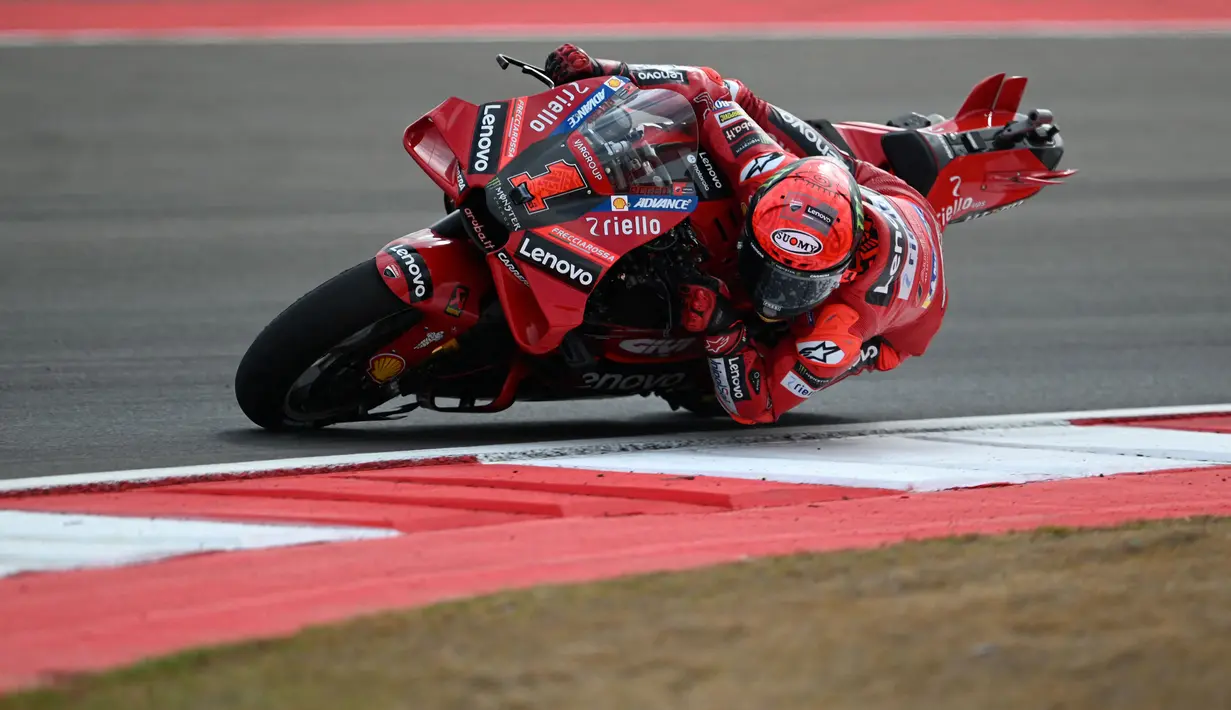 <p>Pembalap Ducati Lenovo, Francesco Bagnaia memacu motornya saat MotoGP Indonesia 2023 yang berlangsung di Sirkuit Mandalika, Lombok, NTB, Minggu (15/10/2023). Bagnaia tampil mengagumkan pada race kali ini. Pembalap Spanyol tersebut berhasil finis pertama meski harus memulai balapan dari posisi ke-13. (AFP/Sonny Tumbaleka)</p>