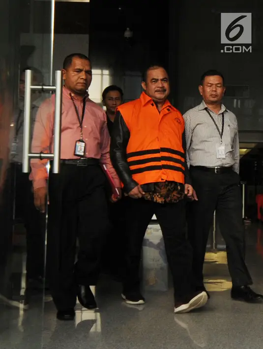 Wakil Ketua DPRD Kota Malang dari Partai Golkar, Bambang Sumarto memakai rompi tahanan dikawal petugas usai menjalani pemeriksaan di gedung KPK, Jakarta, Kamis (29/3). Bambang Sumarto resmi ditahan KPK untuk 20 hari kedepan. (Merdeka.com/Dwi Narwoko)