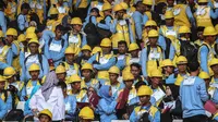 Pekerja mengikuti sertifikasi massal tenaga kerja konstruksi terampil tahap III di Gelora Bung Karno, Jakarta, Rabu (18/10). Kementerian PUPR melakukan sertifikasi massal terhadap 9.065 tenaga kerja di bidang konstruksi. (Liputan6.com/Faizal Fanani)