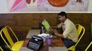 Mesin tik dijadikan properti dekoratif di sebuah restoran di Mumbai, India (1/8). Mesin tik di India kini mulai ditinggalkan, karena terasa sudah ketinggalan zaman di era komputer dan Internet. (AFP Photo/Indranil Mukherjee)