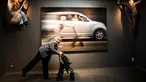 Seorang nenek bernama Kimiko Nishimoto berpose di depan karya foto-fotonya yang dipamerkan di Tokyo, Jepang (14/12). Kimiko Nishimoto adalah seorang nenek yang menjadi selebram dengan jumlah pengikut sebanyak 42 ribu. (AFP Photo/Behrouz Mehri)
