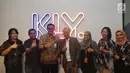 Direktur Utama PT Railink Heru Kuswanto melakukan foto bersama dengan Pimred dan Redaksi KLY saat berkunjung ke kantor Kapan Lagi Youniverse di Jakarta, Kamis (15/11). (Liputan6.com/Johan Tallo)