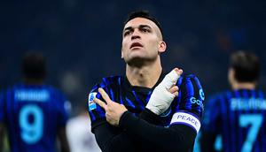 Tiga menit usai turun minum atau pada menit ke-48, Lautaro Martinez berhasil menambah keunggulan untuk Inter Milan lewat aksinya memanfaatkan umpan sepak pojok dari Calhanoglu. Tampak dalam foto, penyerang Inter Milan asal Argentina, Lautaro Martinez melakukan selebrasi usai mencetak gol untuk I Nerazzurri dalam pertandingan pekan ke-17 Serie A Italia melawan Bologna di Stadion San Siro, Milan, Minggu (4/1/2026) waktu setempat atau Senin (5/1/2026) dini hari WIB. (Piero CRUCIATTI/AFP)