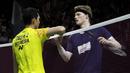Tunggal putra Denmark, Anders Antonsen, bersalaman usai mengalahkan tunggal Indonesia pada Indonesia Masters 2019 di Istora Senayan, Jakarta, Sabtu (26/1). Antonsen lolos ke final. (Bola.com/Yoppy Renato)
