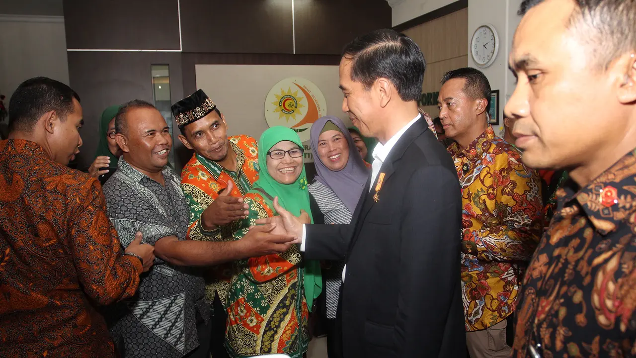 Puas Melihat Cucu, Jokowi Pulang Diburu Pengunjung RS Solo