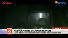 Pekatnya asap menyulitkan petugas menemukan titik api yang diduga berasal dari ruang sauna. 
