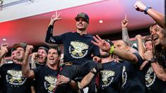 Pembalap Red Bull Racing, Max Verstappen merayakan juara dunia ketiganya di Formula 1 bersama timnya setelah Sprint Race F1 GP Qatar 2023 yang dihelat di Sirkuit Lusail, Qatar, Minggu (8/10/2023) dini hari WIB. (AFP/Ben Stansall)