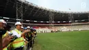 Menpora Imam Nahrawi (kiri) melihat kondisi lapangan saat meninjau perkembangan renovasi Stadion Utama Gelora Bung Karno, Jakarta, Selasa (8/8). Saat ini, renovasi telah mencapai 80% dan ditargetkan rampung akhir 2017. (Liputan6.com/Helmi Fithriansyah)