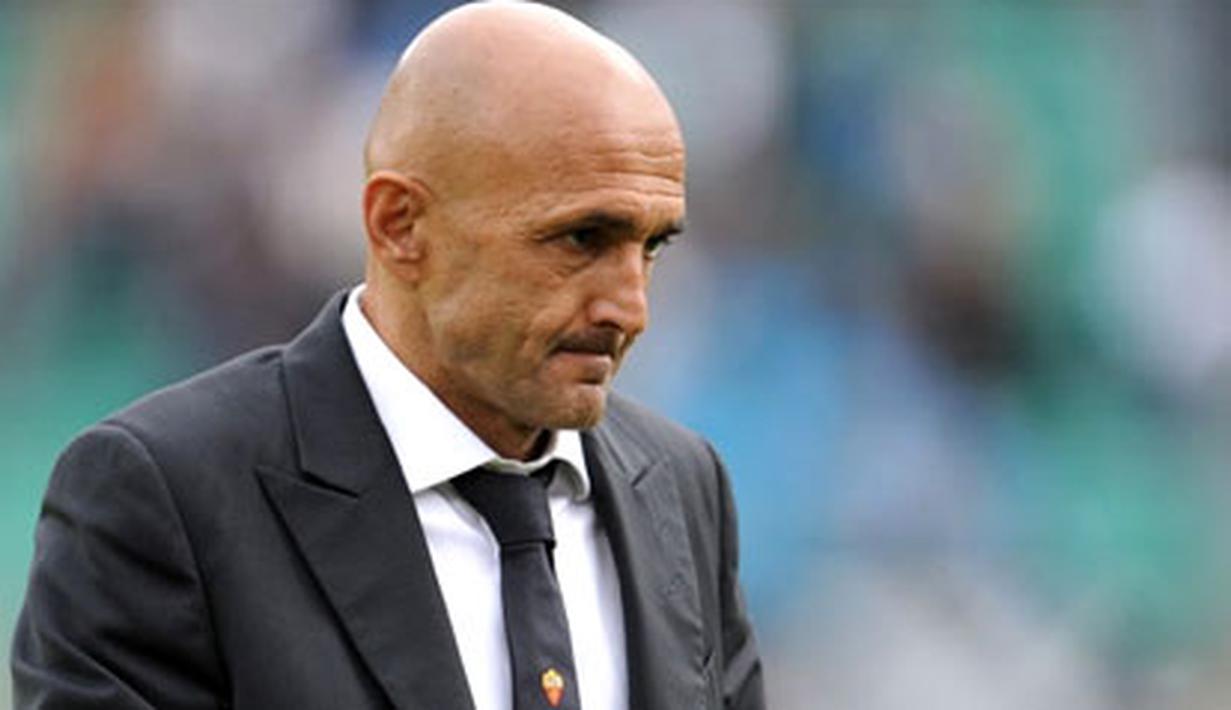 AS Roma&#039;s coach Luciano Spalletti leaves the pitch after his team was defeated by Siena 1-0 during their Italian Serie A football match on October 5, 2008 at Siena&#039;s Artemio Franchi Stadium. AFP PHOTO / FILIPPO MONTEFORTE 