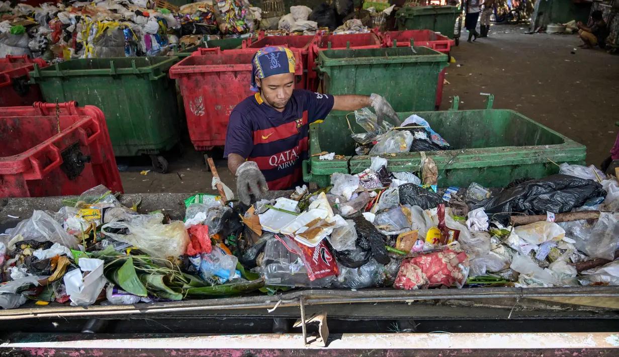 Saat ini diketahui, timbunan sampah nasional mencapai 64 juta ton per tahun, dengan sekitar 12 persen atau 7,68 juta ton merupakan sampah plastik. (JUNI KRISWANTO/AFP)