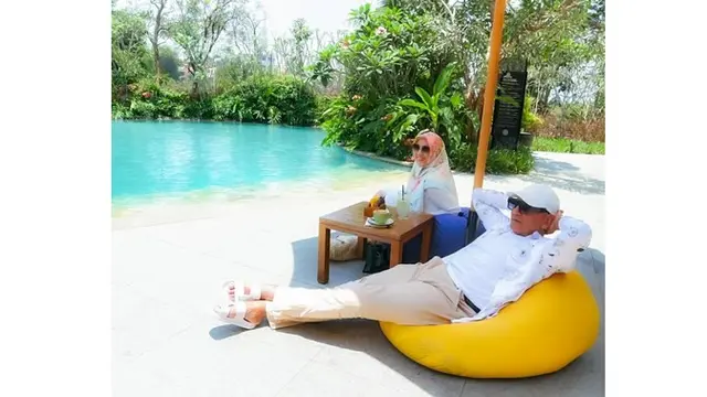 7 Potret Mesra Mark Sungkar dan Istri, Terpaut Usia 45 Tahun