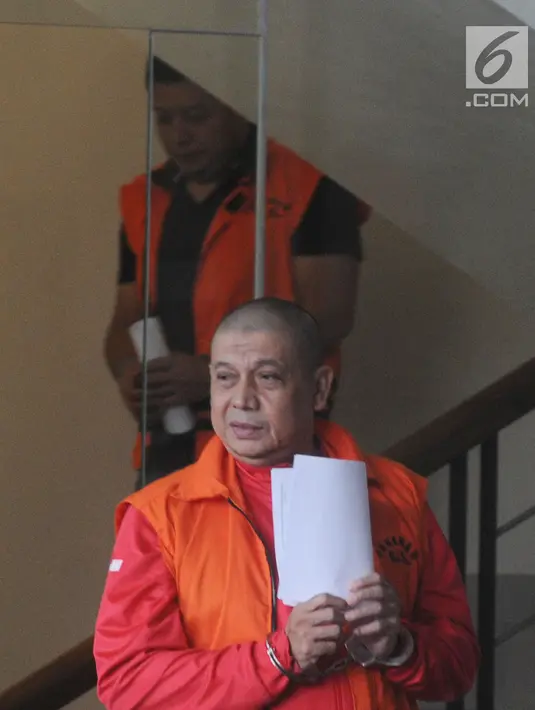 Pejabat Pembuat Komitmen pada Kemenpora Adhi Purnomo dan Staf Kemenpora Eko Triyanto (atas) usai menjalani pemeriksaan oleh penyidik di Gedung KPK, Jakarta, Selasa (12/3). (merdeka.com/Dwi Narwoko)