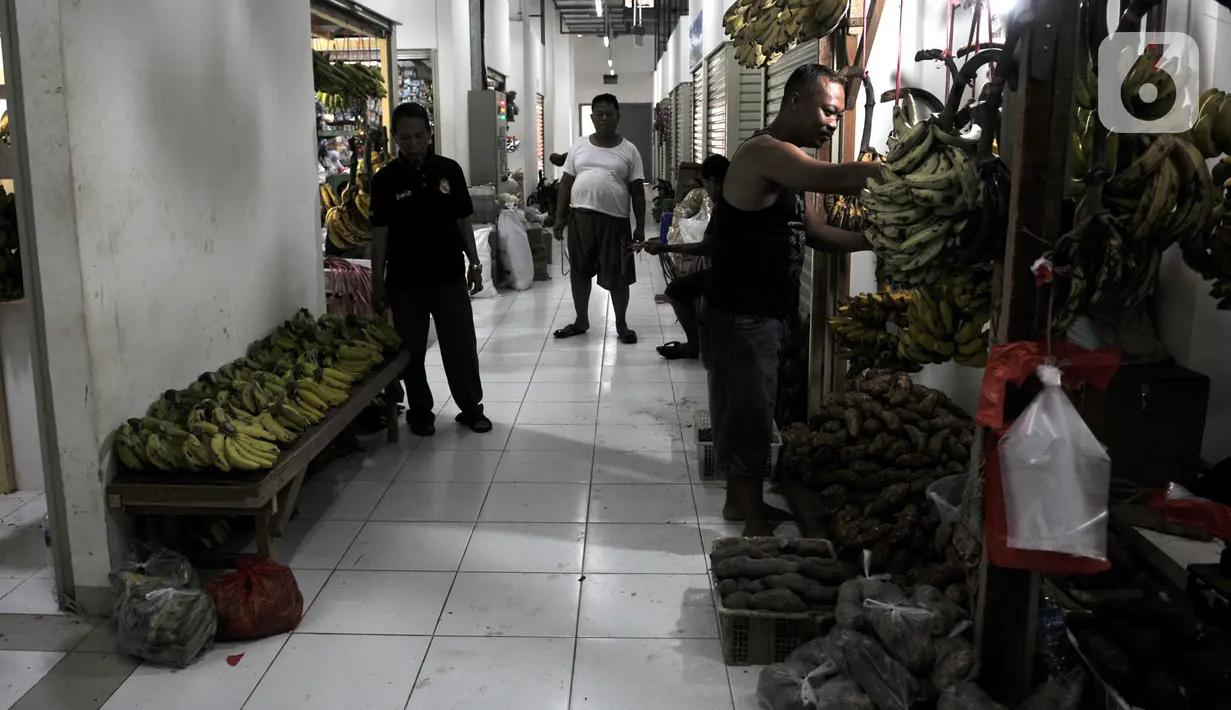 Pedagang merapikan dagangannya di pasar Rusunawa Pasar Rumput, Jakarta, Selasa (15/10/2019). Lantai bawah di pasar Rusunawa Pasar Rumput untuk kios pedagang sayur-mayur dan bumbu dapur, sedangkan lantai atas untuk kios pedagang pakaian, emas, dan barang elektronik. (merdeka.com/Iqbal Nugroho)