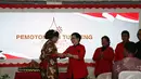 Menteri Susi Pudjiastuti saat menerima tumpeng dari Ketum PDIP Megawati Soekarnoputri pada acara HUT PDIP ke-42, Jakarta, Sabtu (10/1/2015). (Liputan6.com/Johan Tallo)