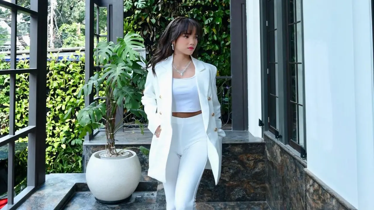 Adu Pesona Lady Boss dari Aaliyah Massaid dan Fuji Utami dengan Blazer Putih