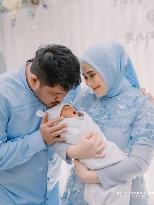 "Alhamdulillah Tasyakur Aqiqah Gavin Rafaeyza Redi berjalan lancar," tulis Ryana Dea membagikan beberapa pottret acara akikah. [Instagram/ryana_dea]