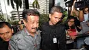 Mantan Jaksa Agung Basrief Arief berjalan masuk gedung KPK, Jakarta, Senin (17/11/2014). Basrief  bermaksud menyerahkan Laporan Harta Kekayaan Penyelenggara Negara (LHKPN) (Liputan6.com/Miftahul Hayat)
