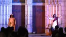 Ini menjadi salah satu rangkaian dalam peringatan Tri Hari Suci Paskah. Tampak dalam foto, umat Katolik saat memperagakan drama visualisasi prosesi penyaliban Yesus saat peringatan Jumat Agung di Gereja Katedral, Jakarta, Jumat (3/4/2026). (Kapanlagi.com/Budy Santoso)