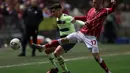 Striker Manchester City Julian Alvarez (kiri) bersaing dengan gelandang Bristol City Mark Sykes pada putaran ke-5 Piala FA 2022/2023 di Ashton Gate Stadium, Rabu dini hari (1/3/2023). Man City memastikan kemenangan 3-0 untuk melaju ke perempat final Piala FA 2022-2023. (Photo by Adrian DENNIS / AFP)