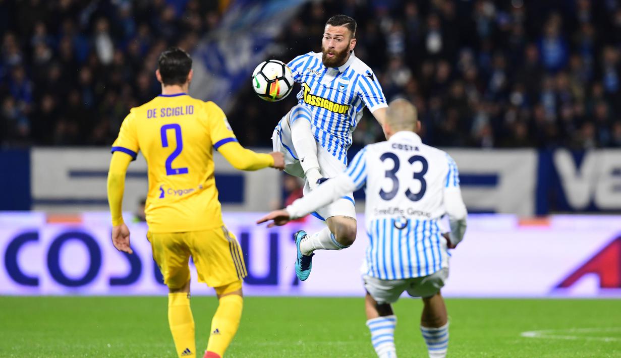 Kapten SPAL, Mirco Antenucci berusaha membuang bola saat melawan Juventus pada laga Serie A Italia di Stadion Paolo Mazza, Ferrara, Sabtu (17/3/2018). SPAL bermain imbang 0-0 dengan Juventus. (AFP/Miguel Medina)