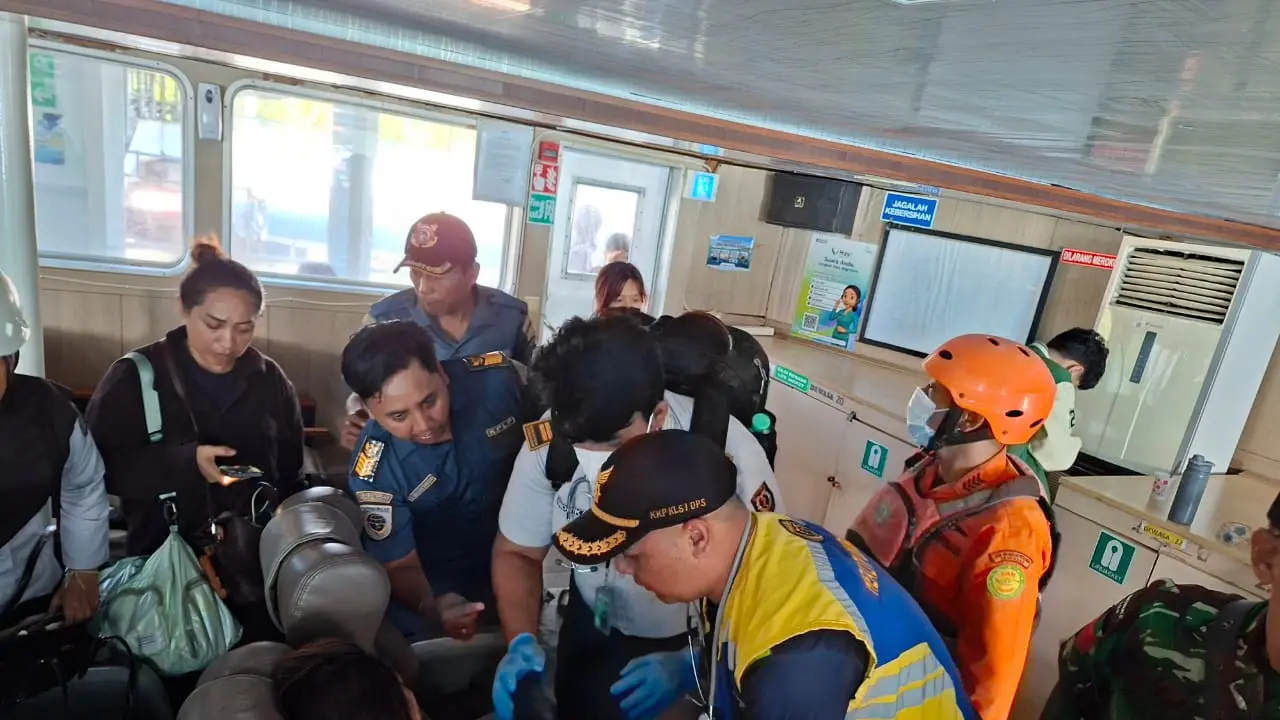Proses evakuasi korban terbakarnya KMP Putri Yasmin  di Perairan Lombok.