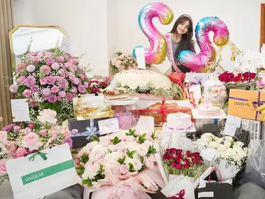 Sembari memegang balon angka 22, kebahagiaan terpancar jelas di wajah artis dengan nama lengkap Fujianti Utami Putri ini. Sahabat Azizah Salsha ini memakai mahkota dan selempang bertuliskan 'birthday girl'. Tak hanya mendapatkan ucapan selamat dari sahabat dan keluarga, netizen juga ramai bubuhkan ucapan selamat di kolom komentar unggahan terbaru Fuji. (Liputan6.com/IG/fuji_an)