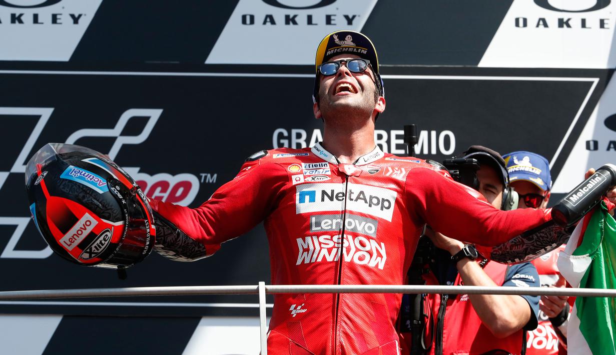 Pembalap Ducati, Danilo Petrucci berselebrasi merayakan kemenangan Grand Prix MotoGP Italia di sirkuit Mugello, Italia (2/6/2019). Petrucci berhasil menjadi juara MotoGP Italia 2019 disusul Marc Marquez (Honda) urutan kedua, dan Andrea Dovizioso (Ducati) di urutan ketiga. (AP Photo/Antonio Calanni)