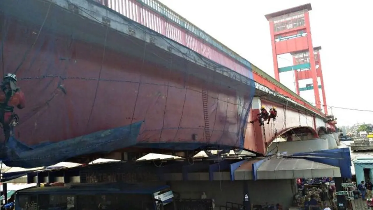 Kementerian Pekerjaan Umum dan Perumahan Rakyat (PUPR) melakukan rehabilitasi Jembatan Ampera. (Dok Kementerian PUPR)