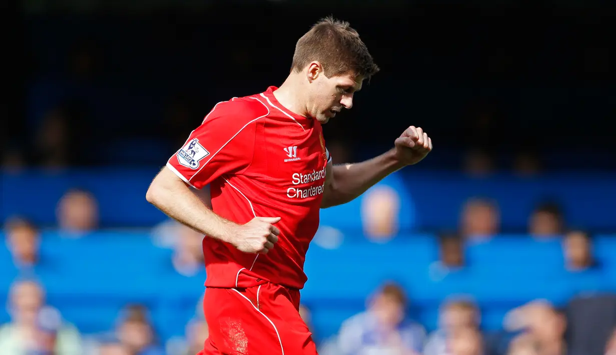Gelandang Liverpool, Steven Gerrard merayakan selebrasi usai mencetak gol ke gawang Chelsea saat Laga Liga Premier Inggris di Stamford Bridge,  Minggu (10/5/2015). Chelsea bermain imbang 1-1 atas Liverpool.(Reuters/Carl Recine)